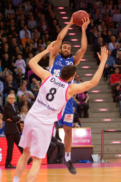 尤其是在三 尤其是在三