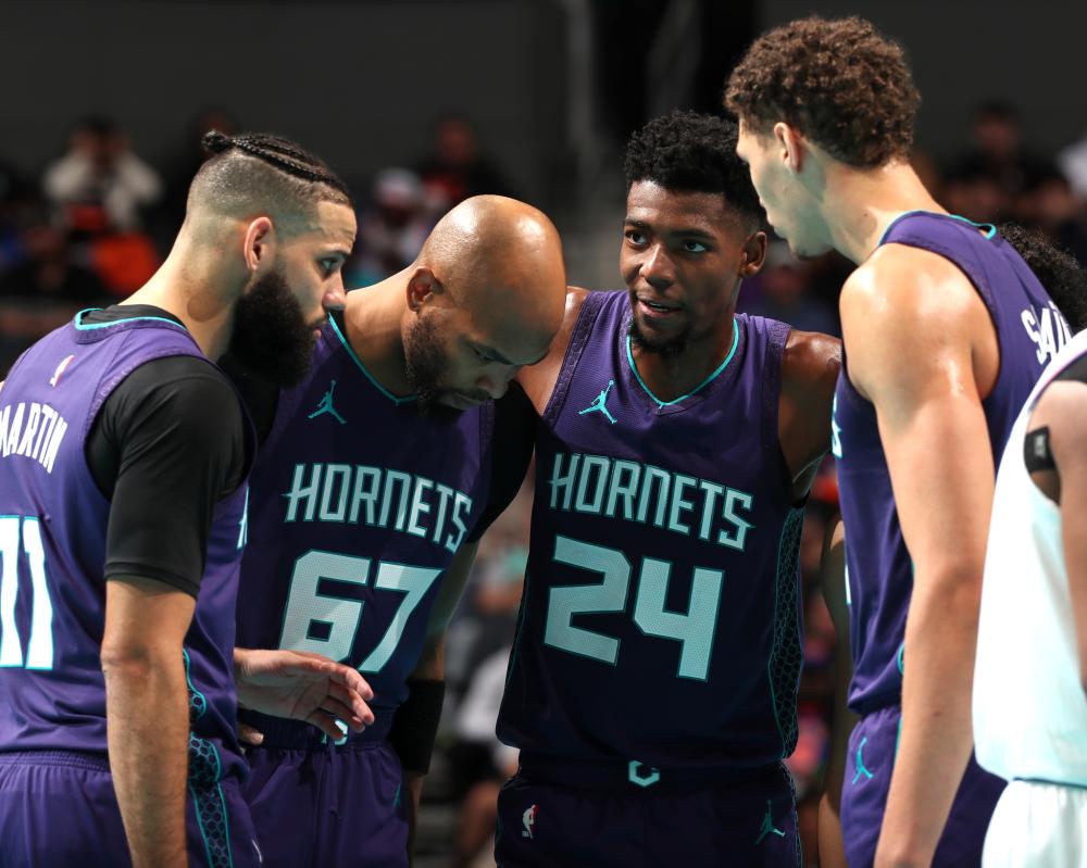 持紧张激烈 持紧张激烈